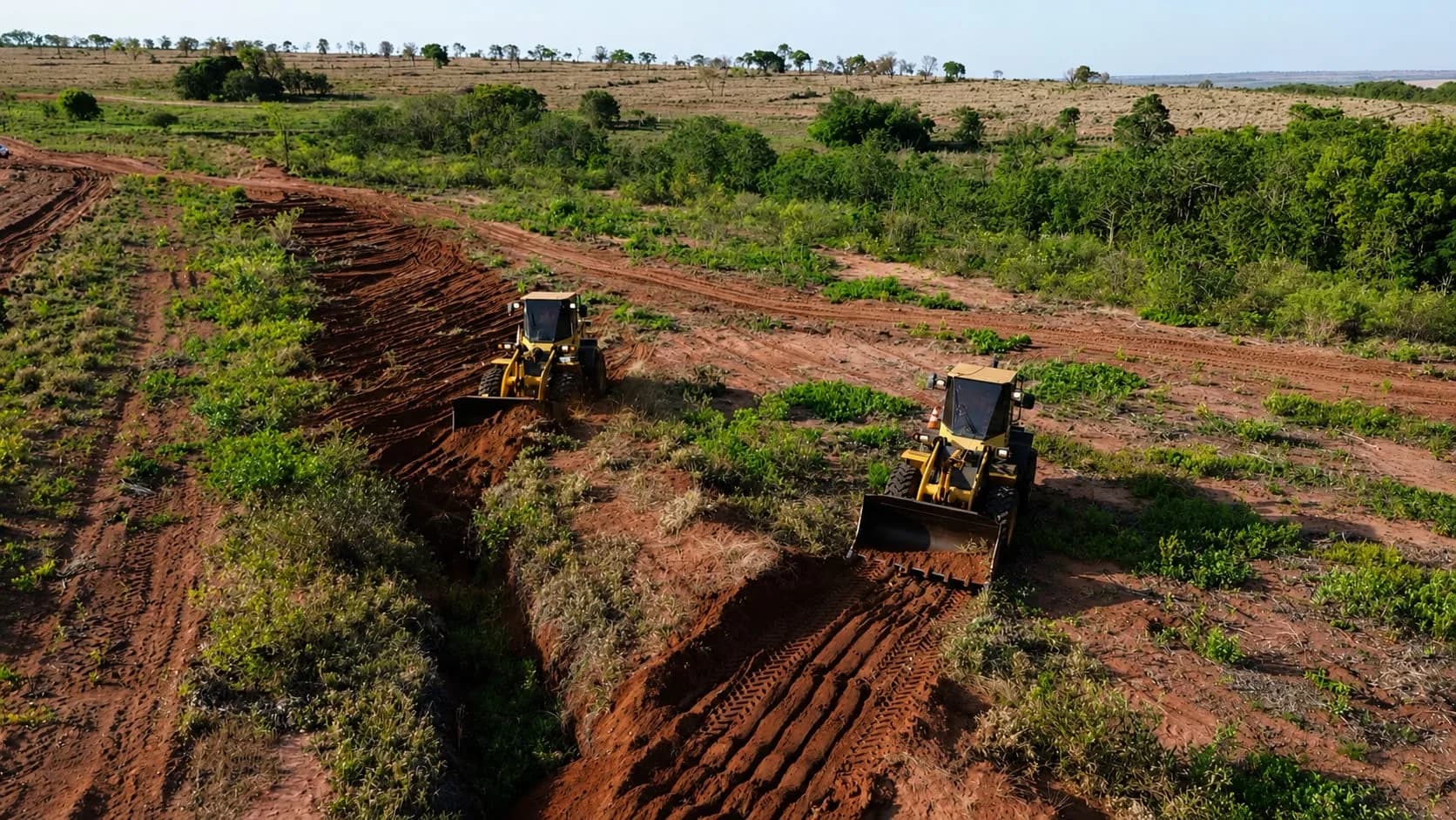 Terraço em construção em encosta de área de plantio florestal