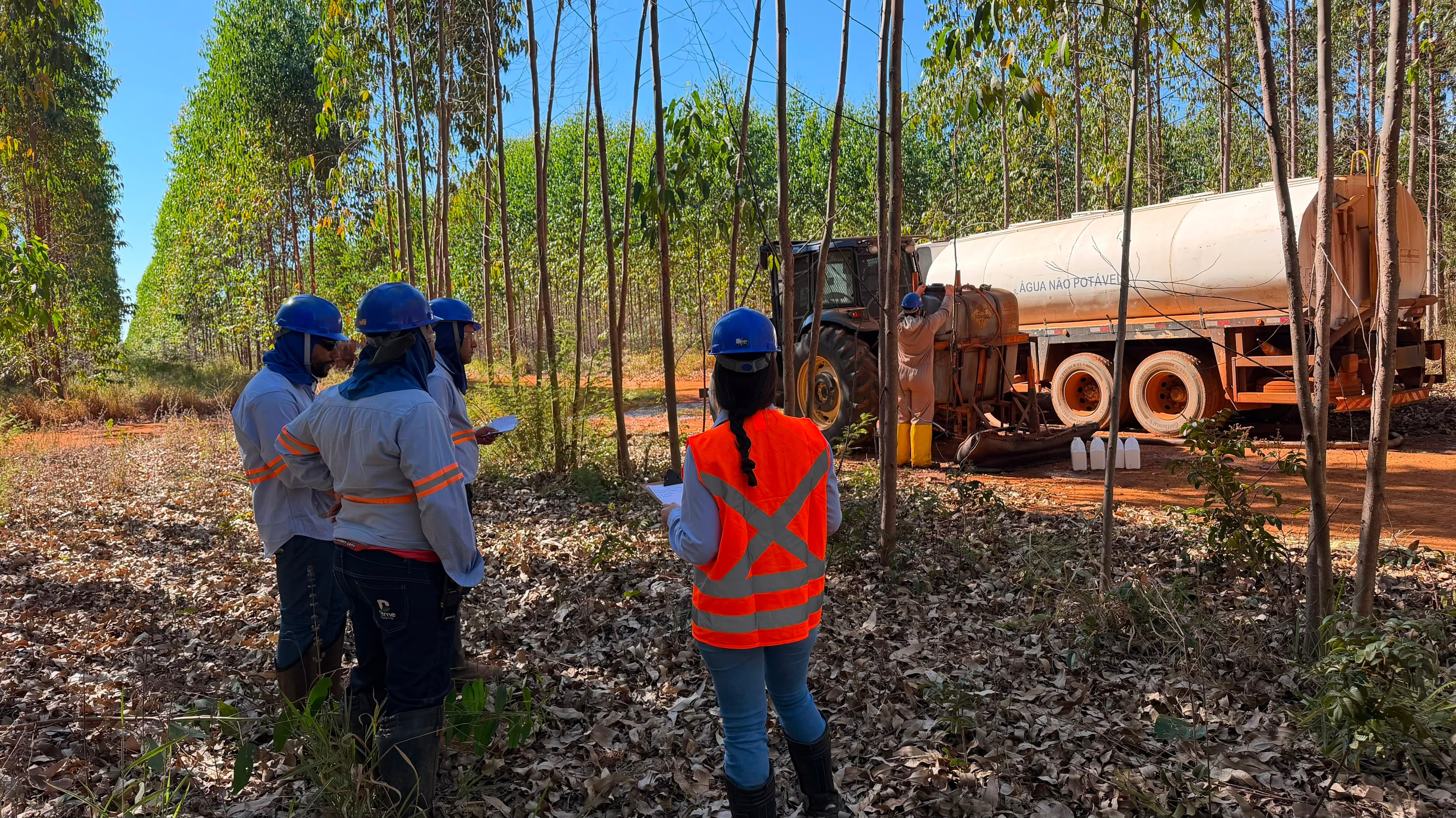 Equipe técnica da Cerne Florestal acompanhando o abastecimento de um caminhão-pipa em área de povoamento de eucalipto
