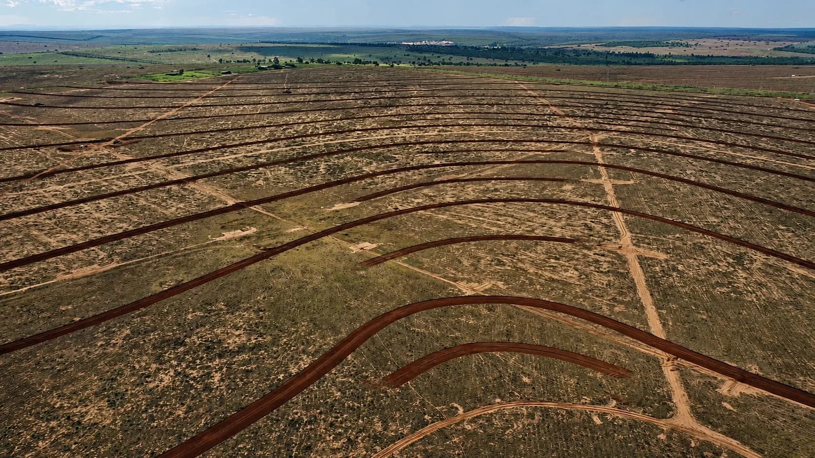 Vista aérea de área de plantio com curvas de nível acompanhando o relevo do terreno