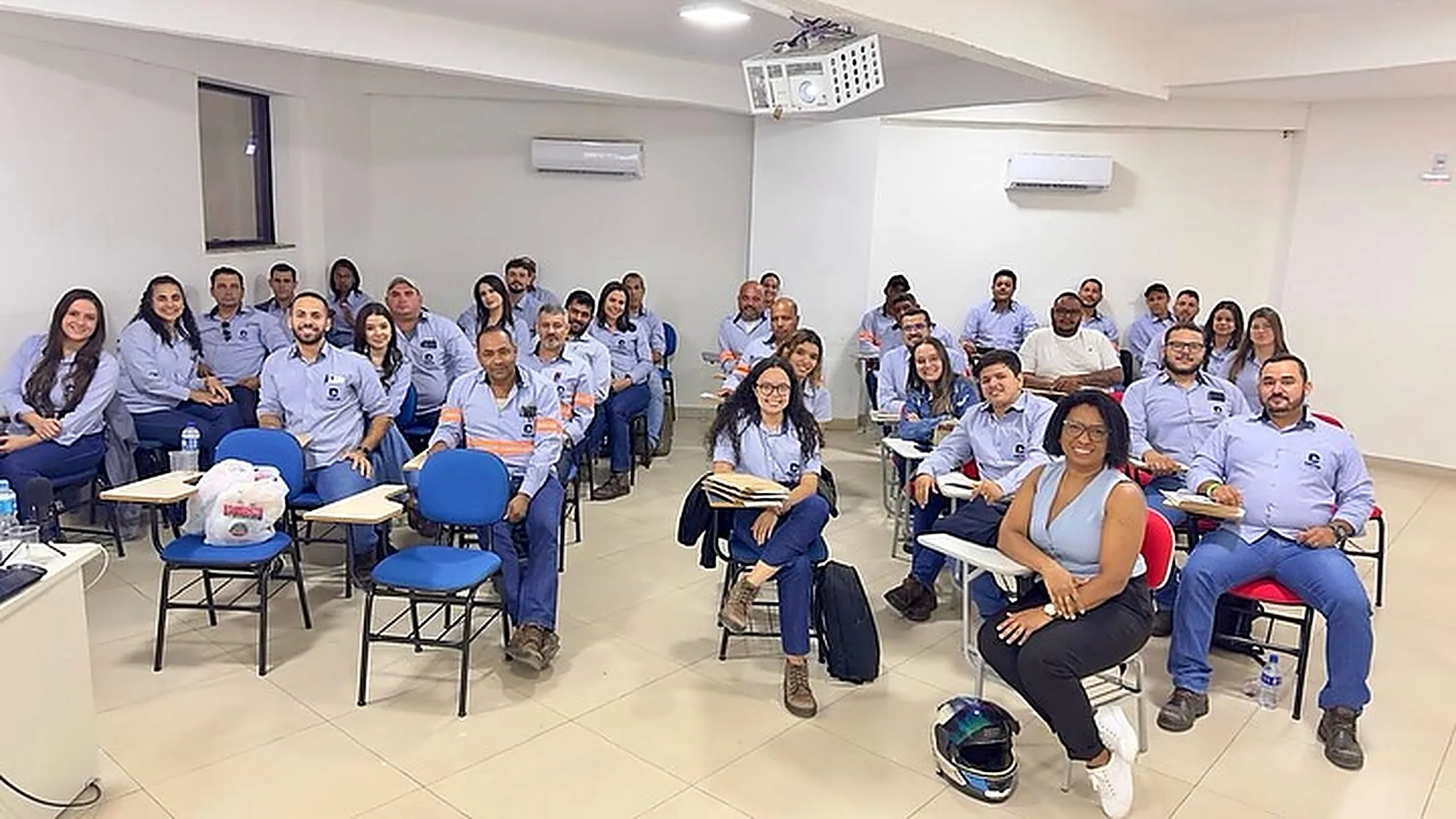 Equipe da Cerne Florestal reunida em sala de treinamento interno